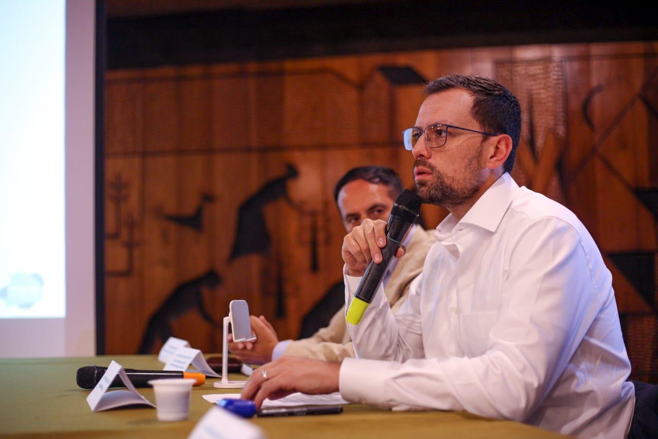 6eaceaf8 a4e1 63af 8703 07f4997b9c7f