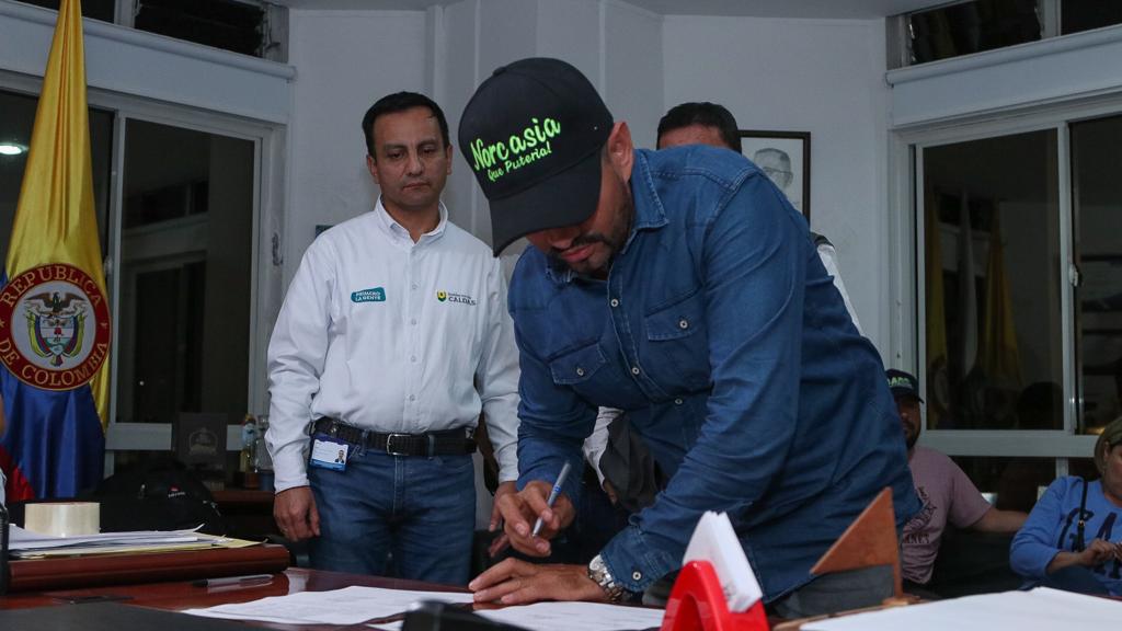 f7201b0e e2be 97f4 14e7 f2bbb903d066