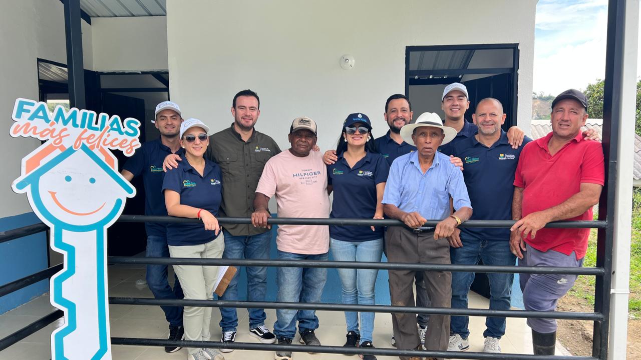 Con entrega de vivienda en Supia, Gobierno de Caldas culmina con exito el programa de vivienda rural en estructura liviana