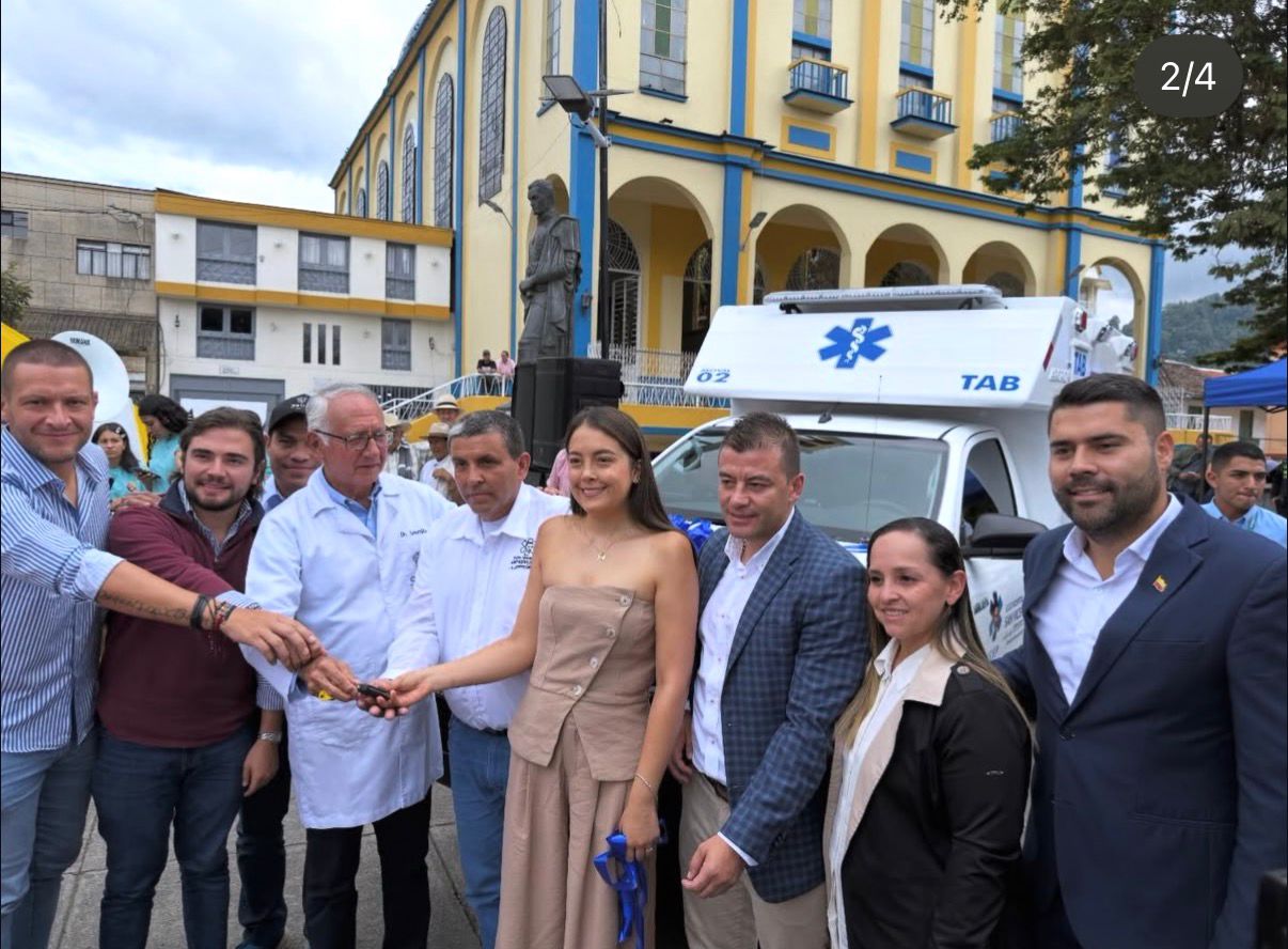 Ministro de Salud entrego veh y equipos para centros medicos y anuncio nuevos proyectos para fortalecer la red hospitalaria de Caldas