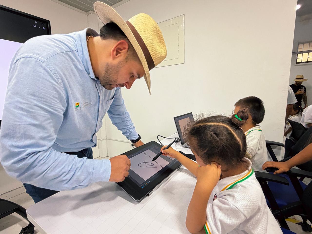 En Aguadas, la educacion digital se transforma con Aula STEM y entrega de computadores para mas de 600 estudiantes