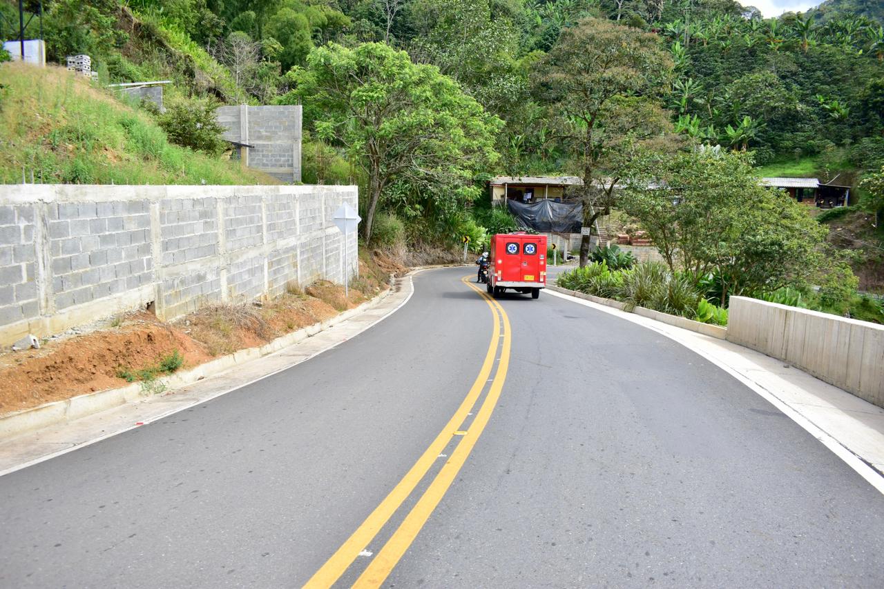 Con una inversion mayor a los $10.700 millones, la Gobernacion de Caldas entrego la via que conecta a San Lorenzo con La Central Mas desarrollo para las comunidades!