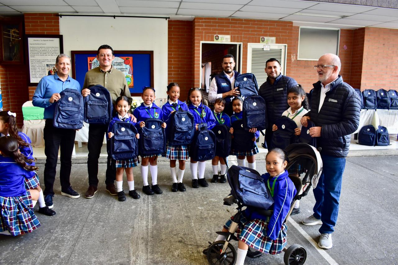Gobernacion de Caldas y empresas del sector financiero entregaron kits escolares a estudiantes de Palestina Unidos por la educacion!