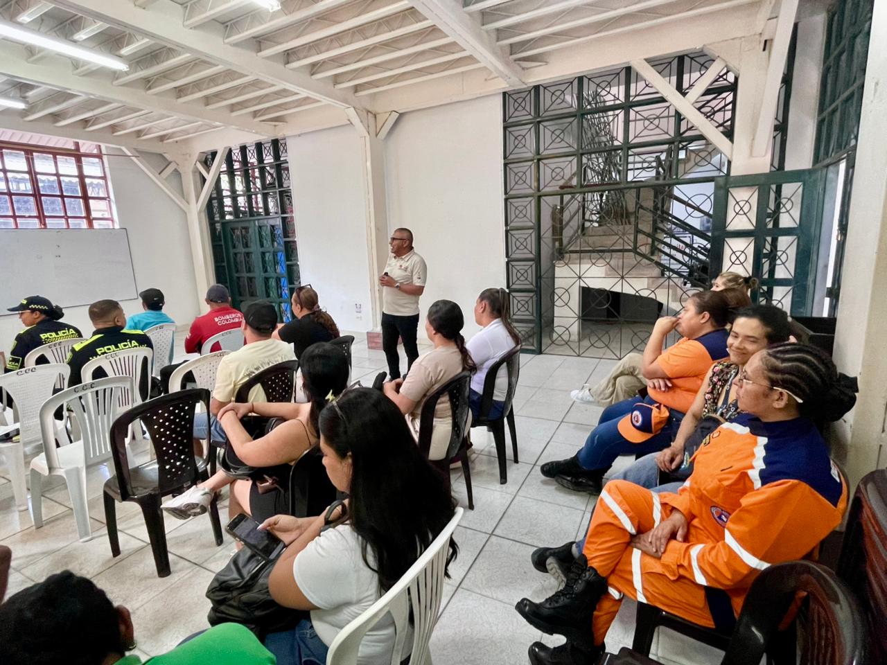 Equipo del Programa Anticontrabando de Caldas capacita a comerciantes de Supia previo a la Feria de la Colacion