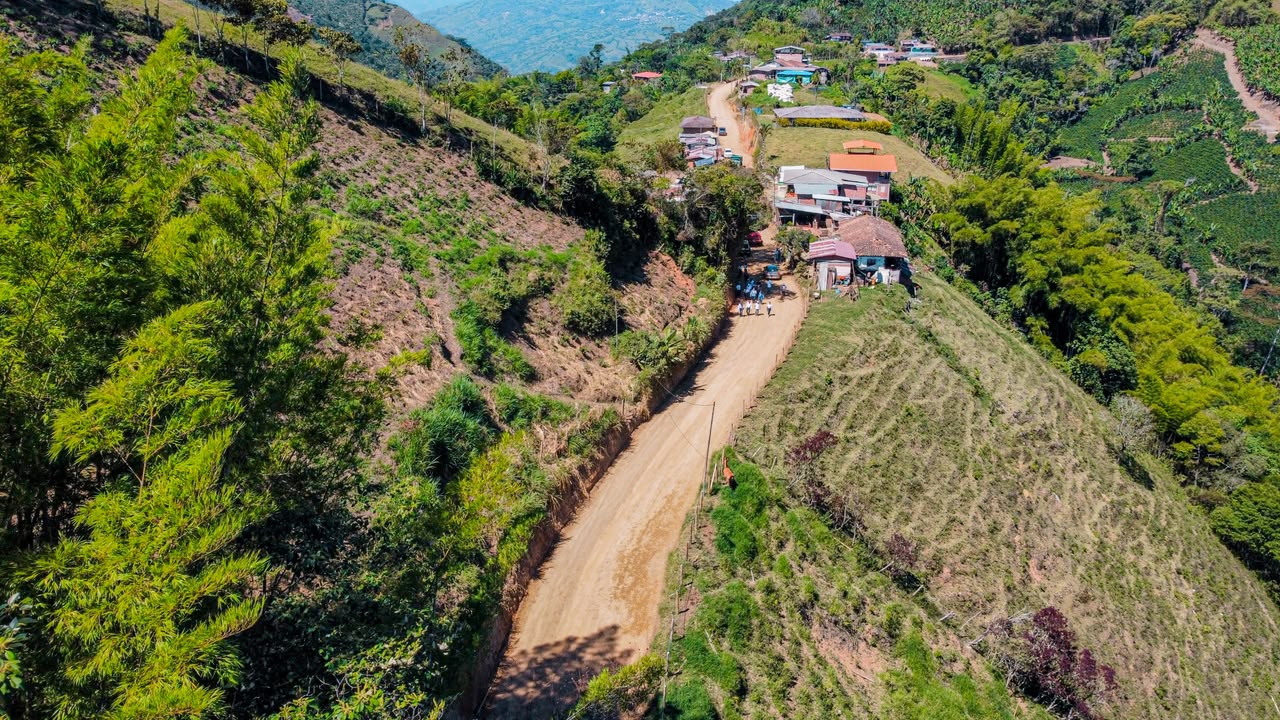 Adelantadas al cronograma avanzan las obras de la via entre Salamina y La Merced: ejecucion supera el 20%