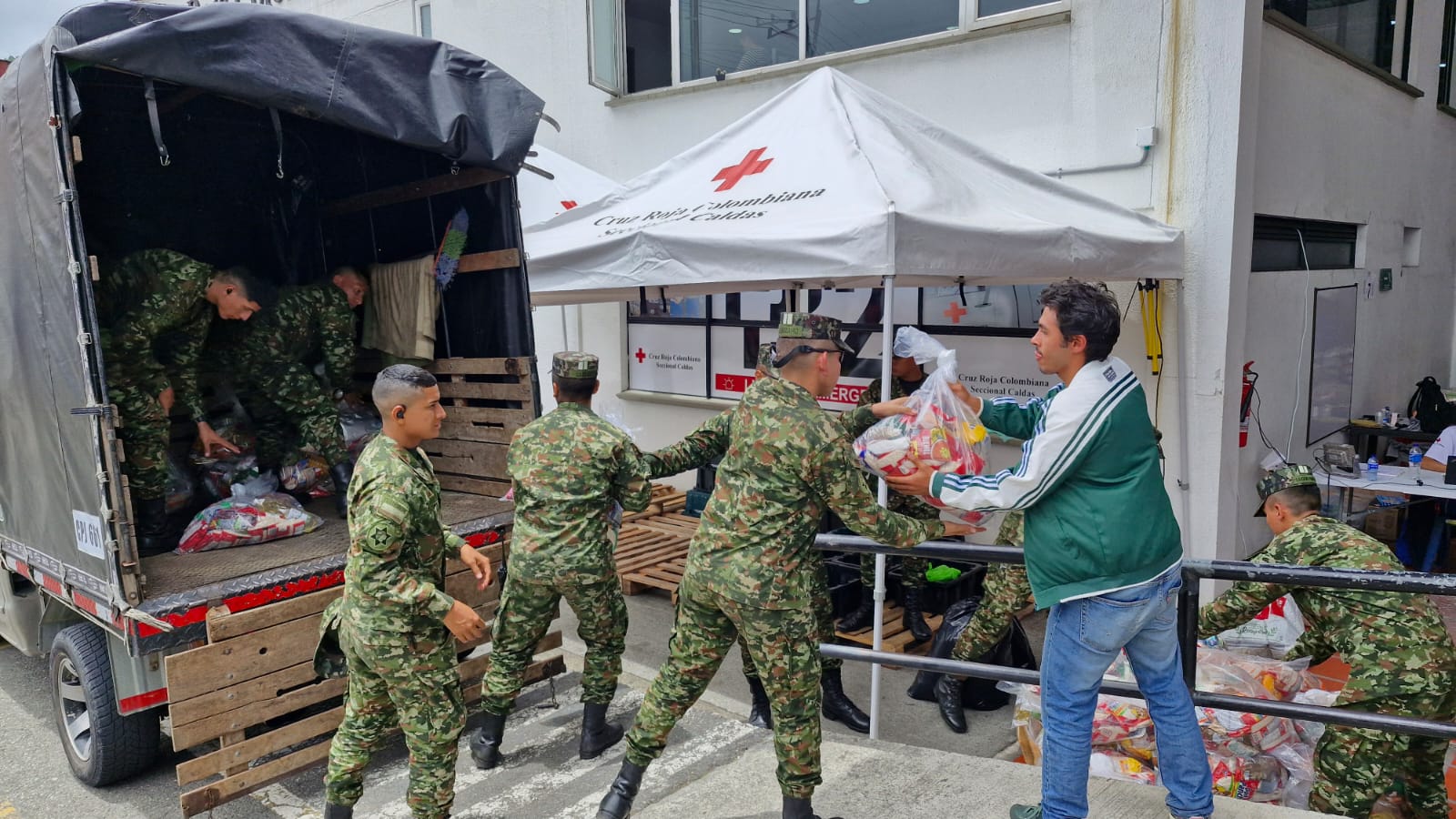Mas de 8.200 kits de ayuda humanitaria han sido entregados a municipios de Caldas tras el terremoto del 10 de agosto