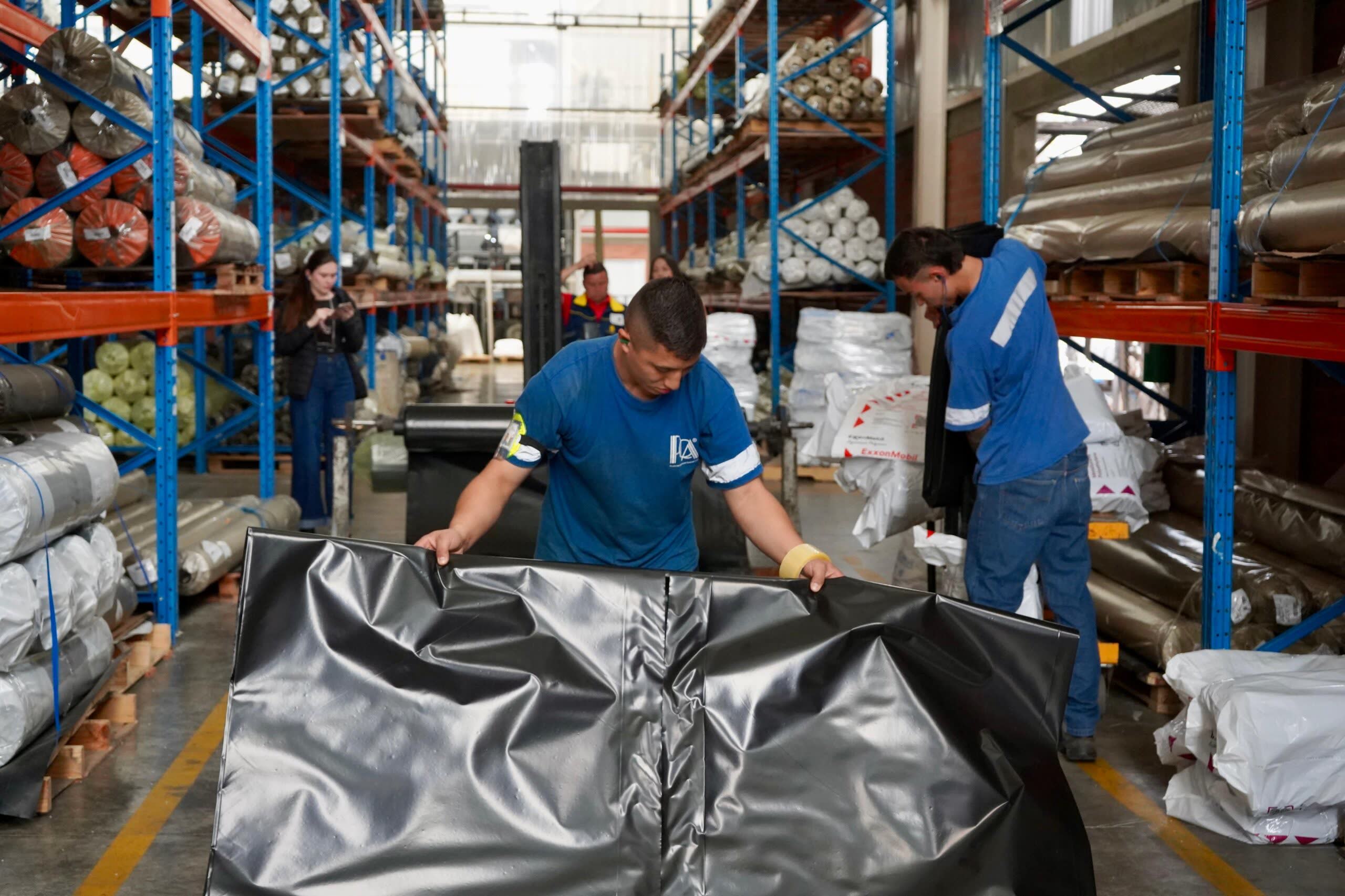 1.657 viviendas de Caldas se benefician con donacion de plastico para protegerlas de las lluvias tras danos por el sismo