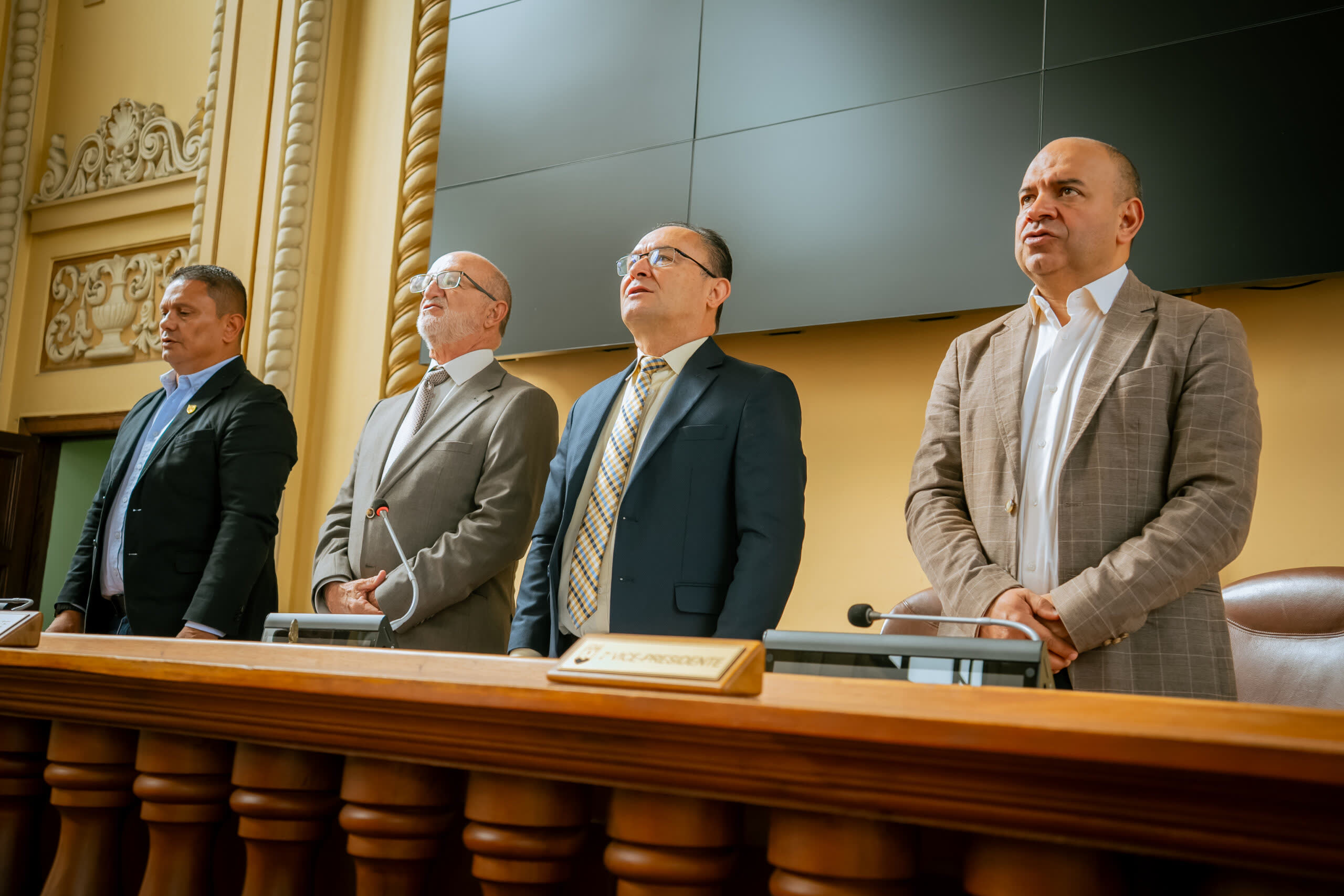 Con gratitud por los recursos aprobados para atender la emergencia y un compromiso conjunto por la reconstruccion, Gobernador de Caldas clausuro sesiones de la Asamblea