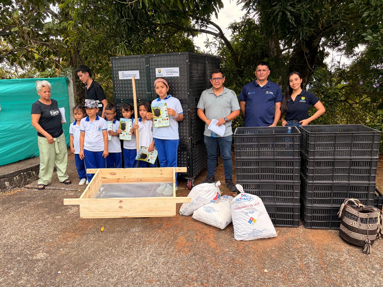 Gobierno de Caldas entrego maquinas compostadoras a instituciones educativas rurales: transformaran sus residuos organicos en abono