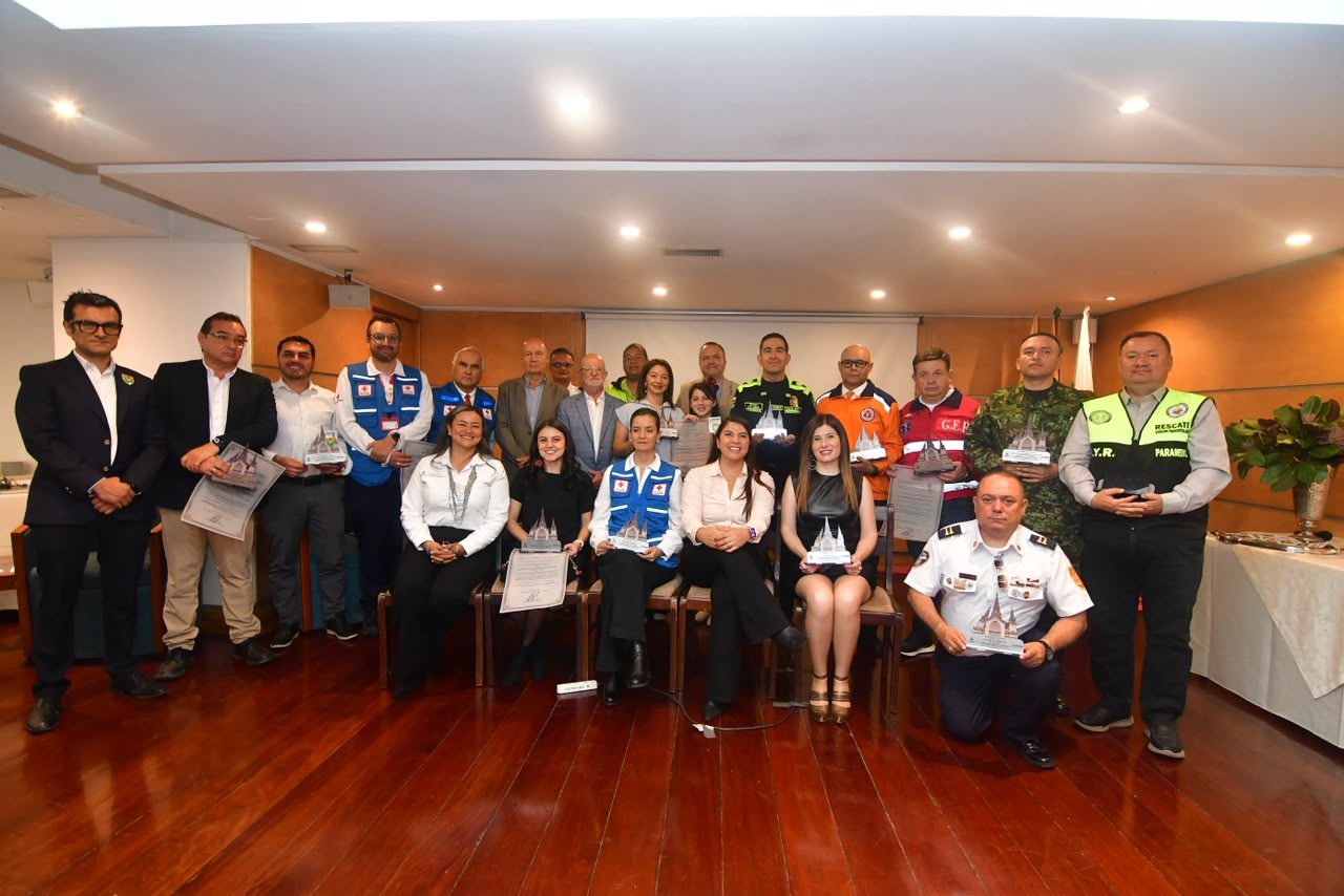 Gobernacion de Caldas reconocio la labor de quienes estuvieron en el primer frente de atencion del sismo del 10 de agosto