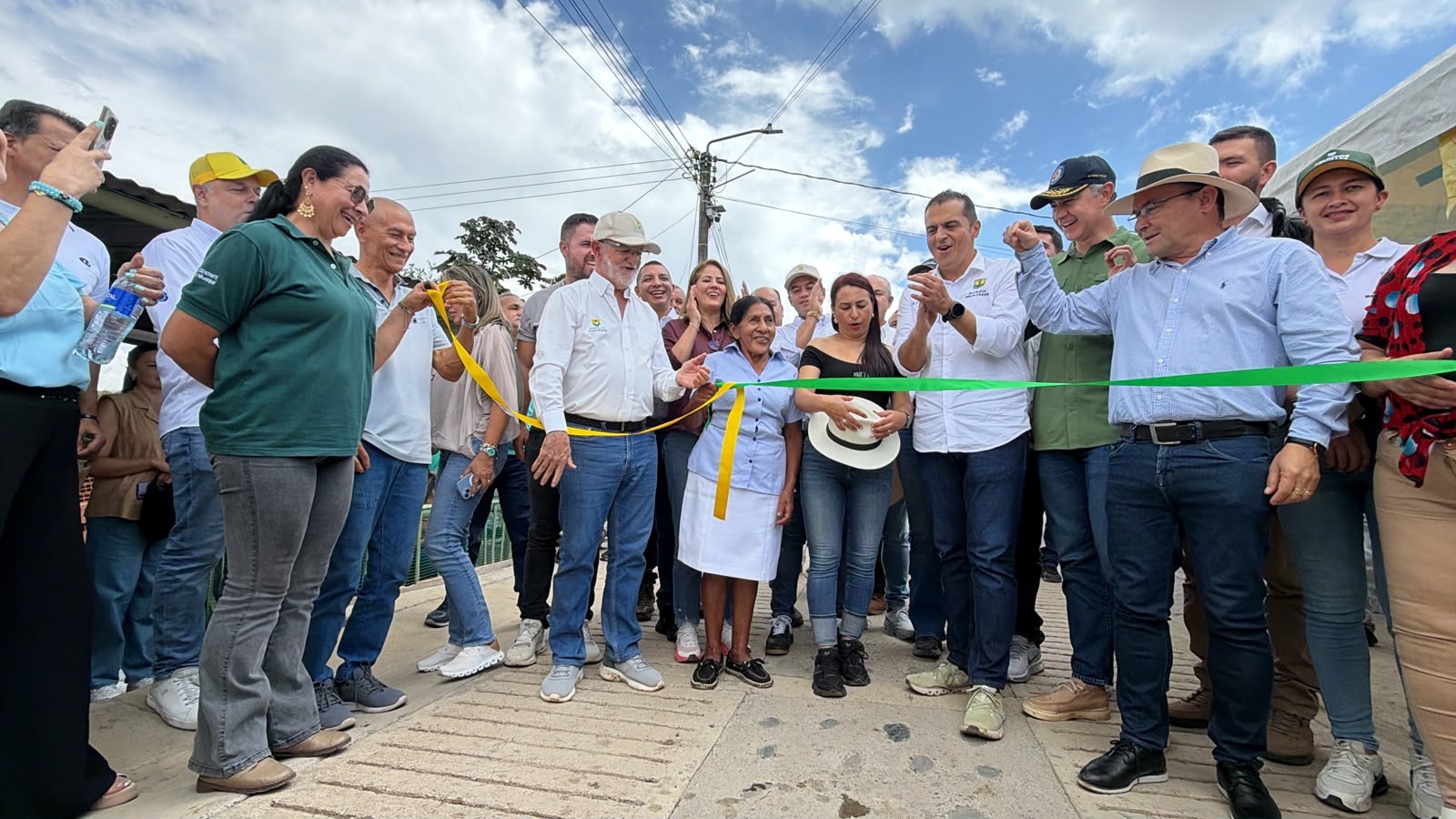 Con apoyo de la Gobernacion de Caldas, El Madrono recibe 1.5 kilometros de placa huella tras mas de 20 anos de espera